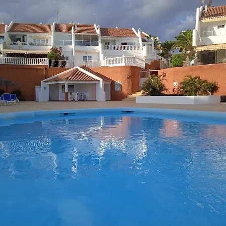 WHITE SAND, Huge Terrace, Fast Wi-Fi, Netflix Apartment *